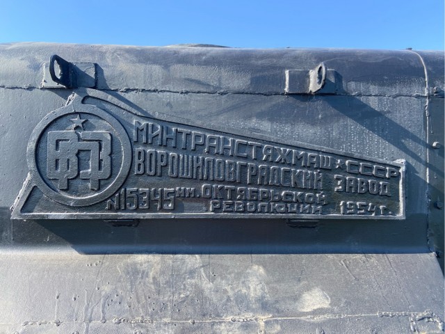 Почему будка машиниста расположена сзади, а не спереди паровоза