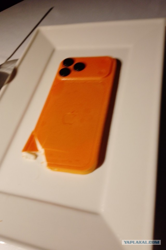 Туалет в виде оранжевого iPhone 17 Pro Max создал инженер из Челябинской области