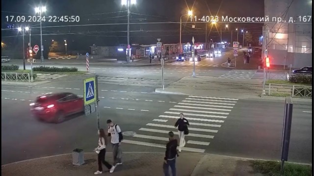 Мазда начала пересекать 8 полос + трамвайные пути на желтый (почти красный) сигнал светофора, но виноват БМВ ехавший на зеленый
