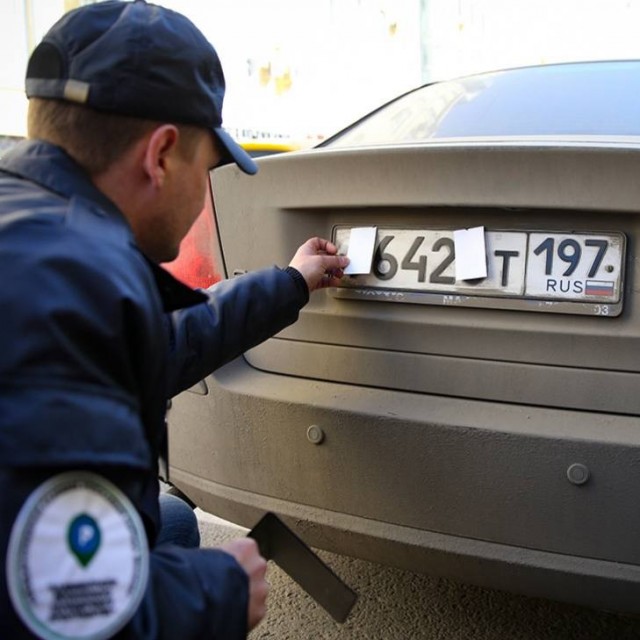 В Екатеринбурге готовы заплатить 530 тысяч рублей за снятие бумажек с автомобильных номеров