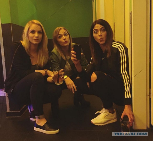 В Германии набирают популярность фотографии в «позе гопника»