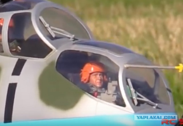 Гигантский вертолет на пульте управления, МИ-24