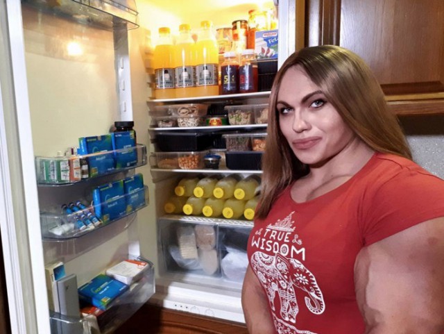Женщина-базука: культуристка из России бьет рекорды на помосте и в соцсетях