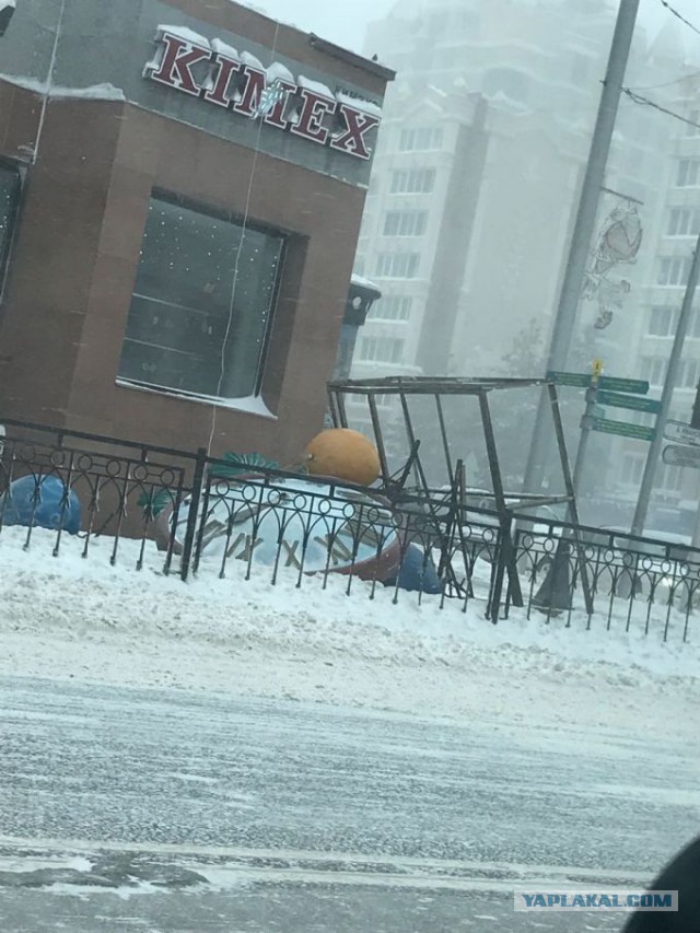 Буран и сильный ветер в Астане (Казахстан)