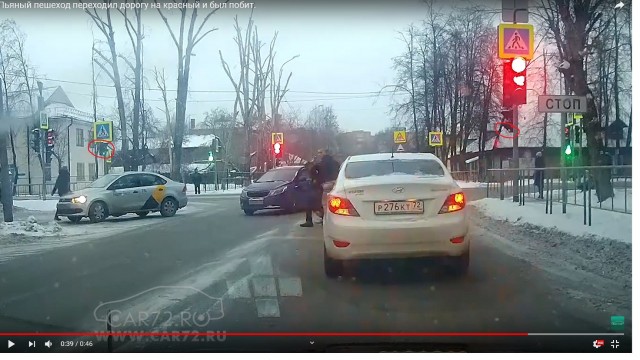В Тюмени мужик решил перейти дорогу на красный свет и получил по морде