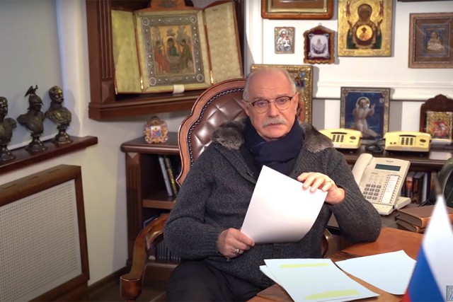 «Что вы тут то тогда сидите?»: Михалков раскритиковал «протестующих» звезд