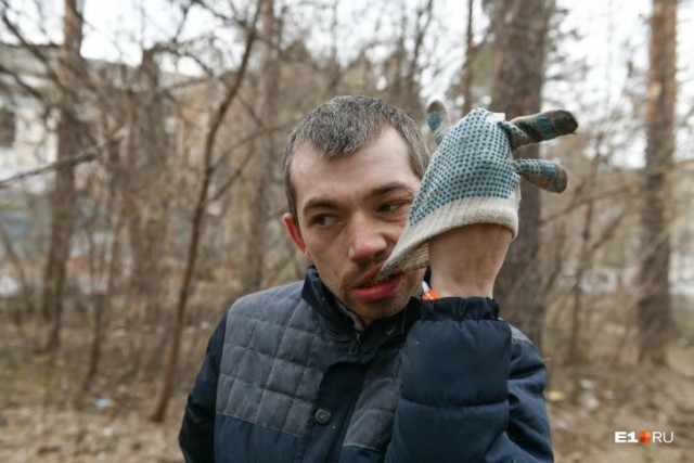 Екатеринбуржца с ДЦП отказались брать на работу дворником. Тогда он решил убирать мусор бесплатно
