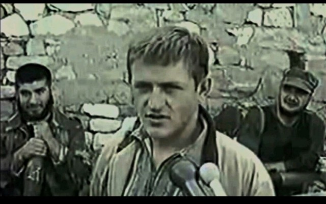 Парень перешёл на сторону боевиков, чтобы отомстить за родной дом. Убедил их в своей верности и втерся в доверие