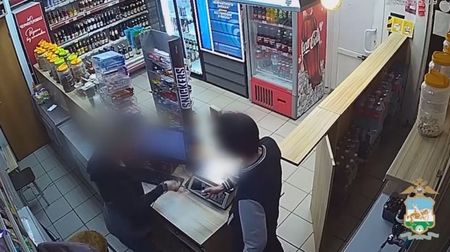 Уфа: грабитель напал с ножом на продавщицу
