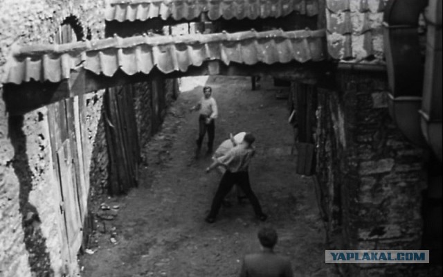 Человек в проходном дворе