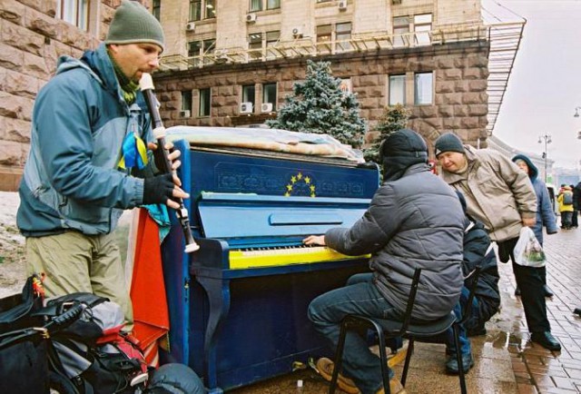 В Киеве выбрасывают на улицу артистов