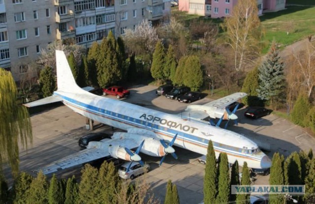 Стоянка списанных самолётов в Домодедово