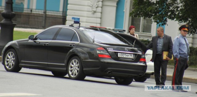 Золотая молодежь резвится в центре СПБ. AMG S63 снес 4 машины играя в шашки
