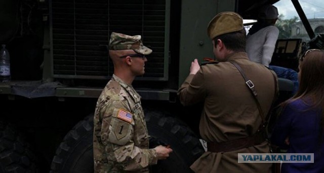 На центральной площади Кишинева появилась военная техника США