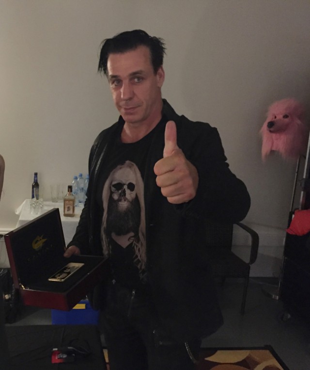 Rammstein похвастался золотым iPhone 6s с портретом Путина