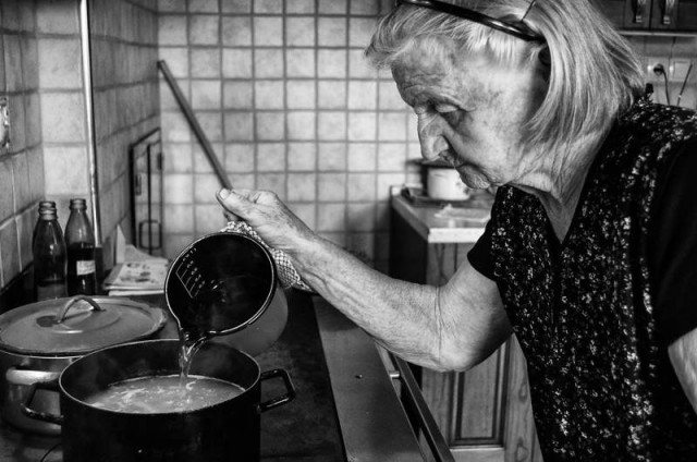 Внучка отсняла один день из жизни 83-летней бабушки и поразилась ее энергии