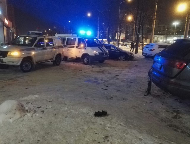 Кусок разорвавшегося колеса Audi Q7 выбил окно в квартире на Маршала Жукова. Резина долетела до шестого этажа