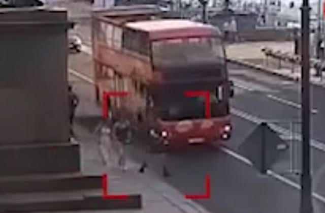 Автобус сбил девушку на роликах на Адмиралтейской набережной в Питере.