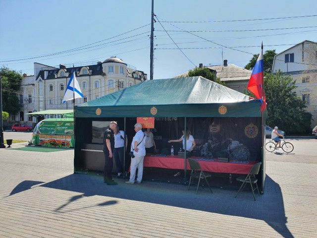 Билборды от Минобороны РФ в Луганске ко Дню России