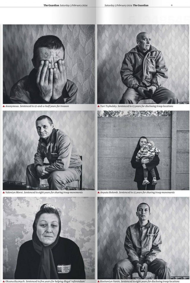Фото педиатра Надежды Буяновой, стоящей в своей квартире после обыска.