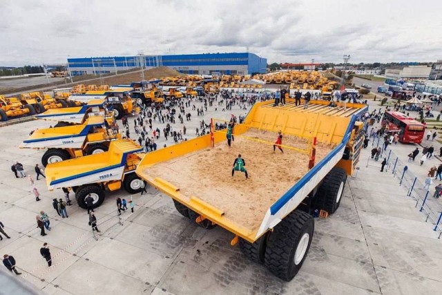 В Беларуси провели волейбольный матч в кузове БЕЛаза
