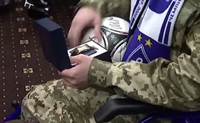 Порошенко подарил мяч безногому