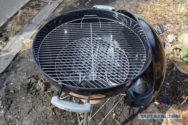 Копченые свиные ребрышки барбекю.