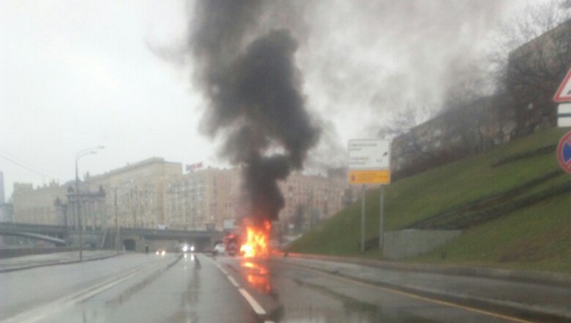 Водитель заживо сгорел в Maserati на набережной в центре Москвы