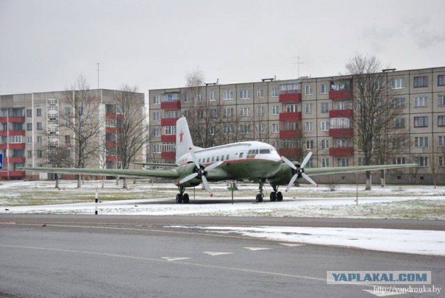 Самолет во дворе