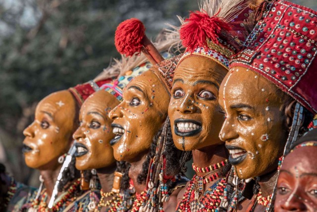 Племя Водабе, где мужчины часами делают прическу и макияж, чтобы произвести впечатление на женщин