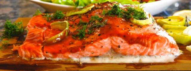 Кулинария: Камчатская семга на кедровой дощечке.