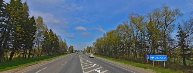 В Ярославской области бензовоз врезался в скорую помощь, вылетел с дороги и загорелся рядом с жилым домом