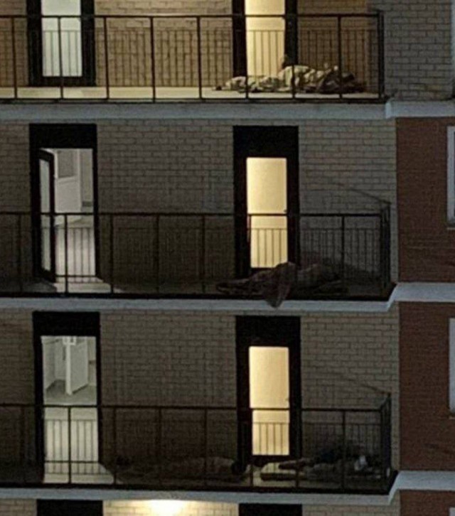 В Краснодарском ЖК «Самолет» мигранты нелегалы спят прямо на общих балконах