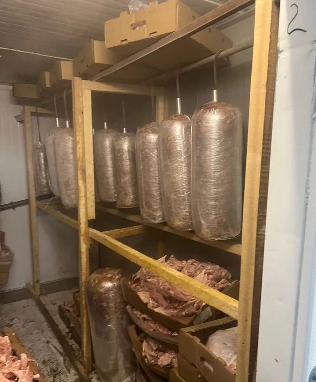 В Екатеринбурге накрыли подпольный цех, в котором из тухлой курицы делали заготовки для шаурмы, а затем продавали их закусочным