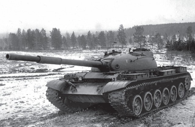 Дедушка и внук. Т-34, выпущен на заводе #183 в начале 1942 года, и Т-90, выпущен на УВЗ в 1992 году