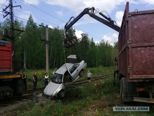 В Свердловской области дама за рулем устроила ДТП с тепловозом
