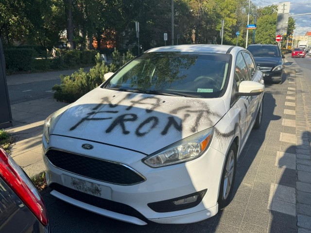 В Польше неизвестный снял с машины номера с украинскими номерами