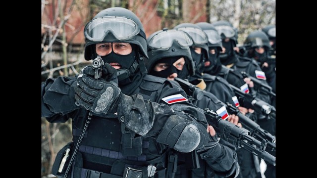 Фото сотрудницы полиции из Санкт-Петербурга разлетелось по соцсетям.