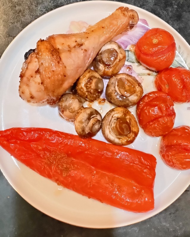 Окорочок куриный с овощами, запеченый.