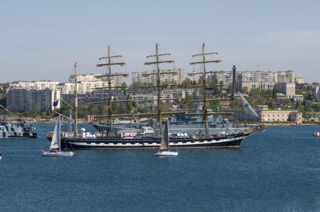 Барк "Крузенштерн" заходит в Севастополь