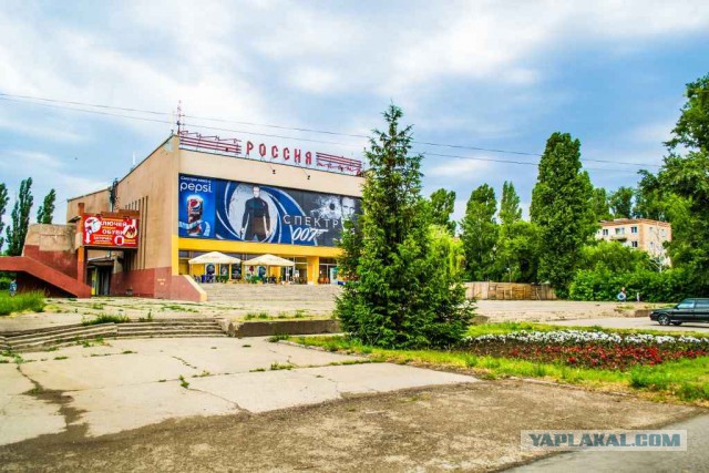 Один старый кинотеатр.