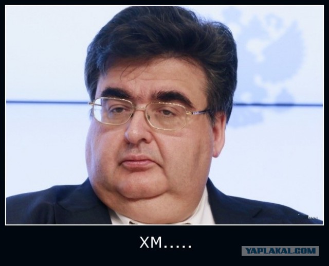Девушка вытворяет на турнике
