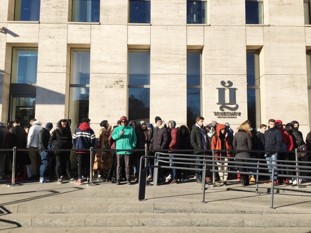 Кризис по-московски: трехдневная очередь за 18-тысячными кроссовками