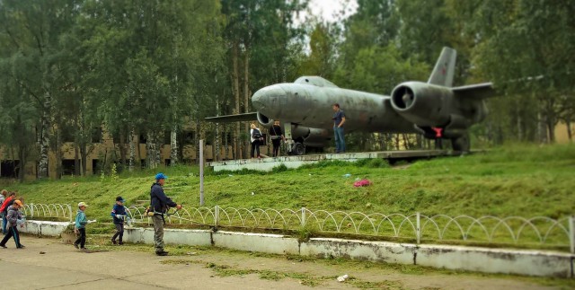 Самолет во дворе