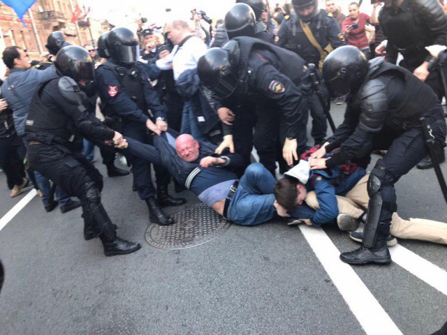 В Петербурге ОМОН начал буквально выдергивать людей из толпы "Объединённых демократов".