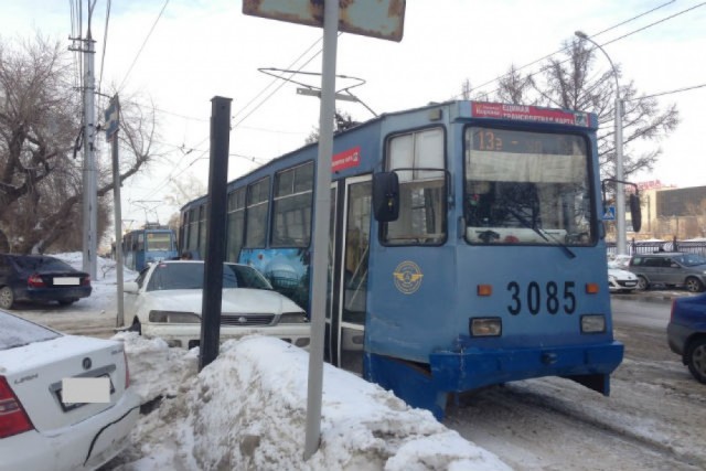 В Новосибирске кондуктор троллейбуса №13 вышел из салона, чтобы опустить токоприёмники и объехать ДТП, но что-то пошло не так