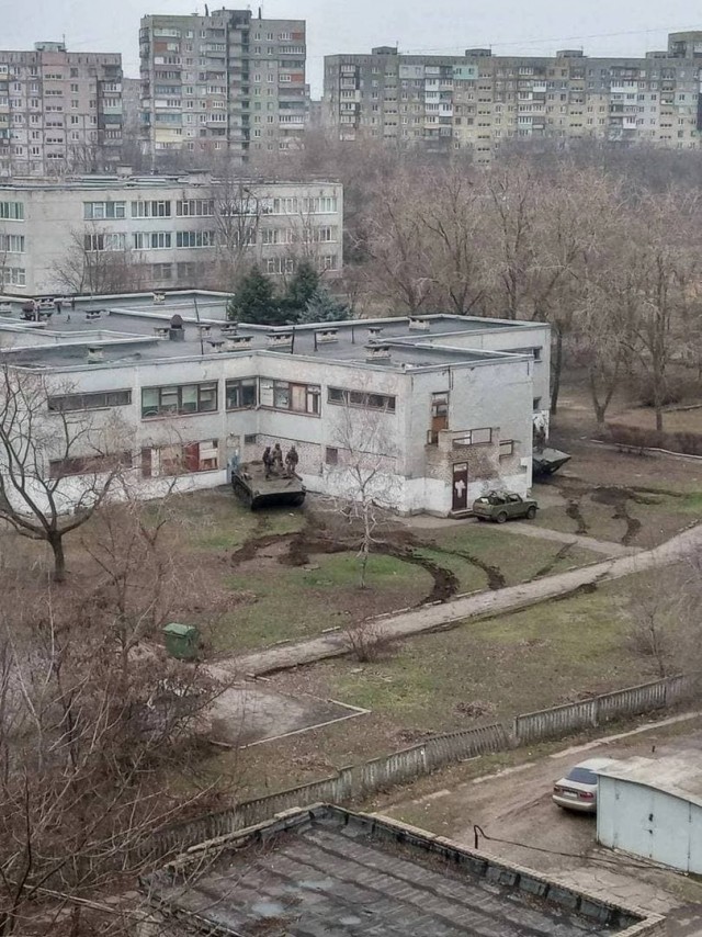 Группа военных укрылась в отдалении от жилых многоэтажек