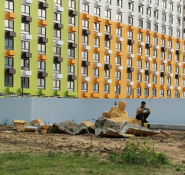 В Москве в районе Текстильщики снесли памятник воинам Московского жирового комбината, погибшим в годы ВОВ