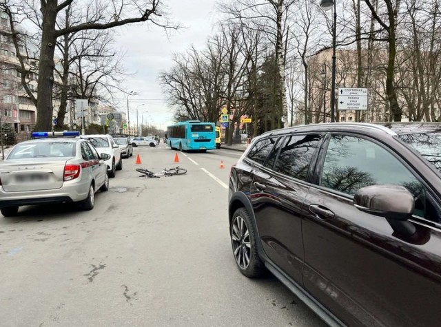 Велосипедист попал в реанимацию после того, как перед ним открылась дверь «Мерседеса»