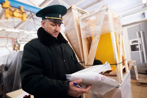 Минпромторг намерен сократить объёмы параллельного импорта в Россию. Бренды пропустят по списку